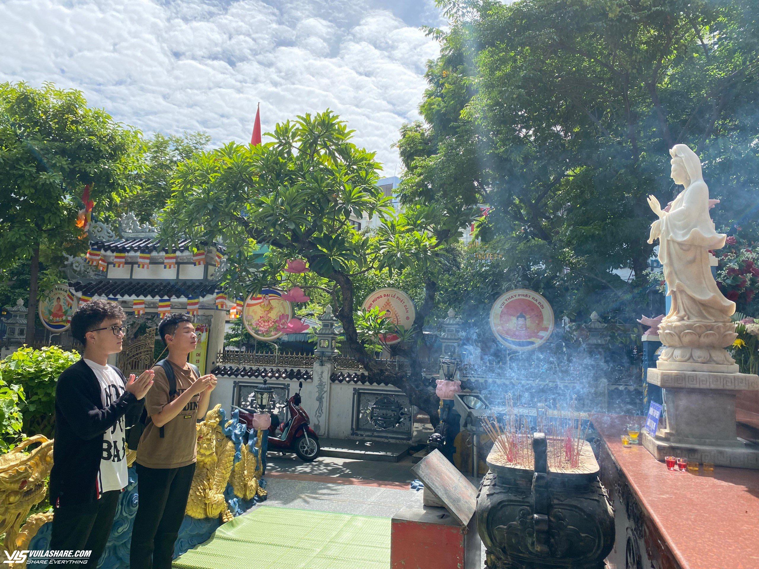 Thi tốt nghiệp THPT: Sĩ tử đội nắng lên chùa Linh Ứng ở Đà Nẵng cầu may- Ảnh 4.
