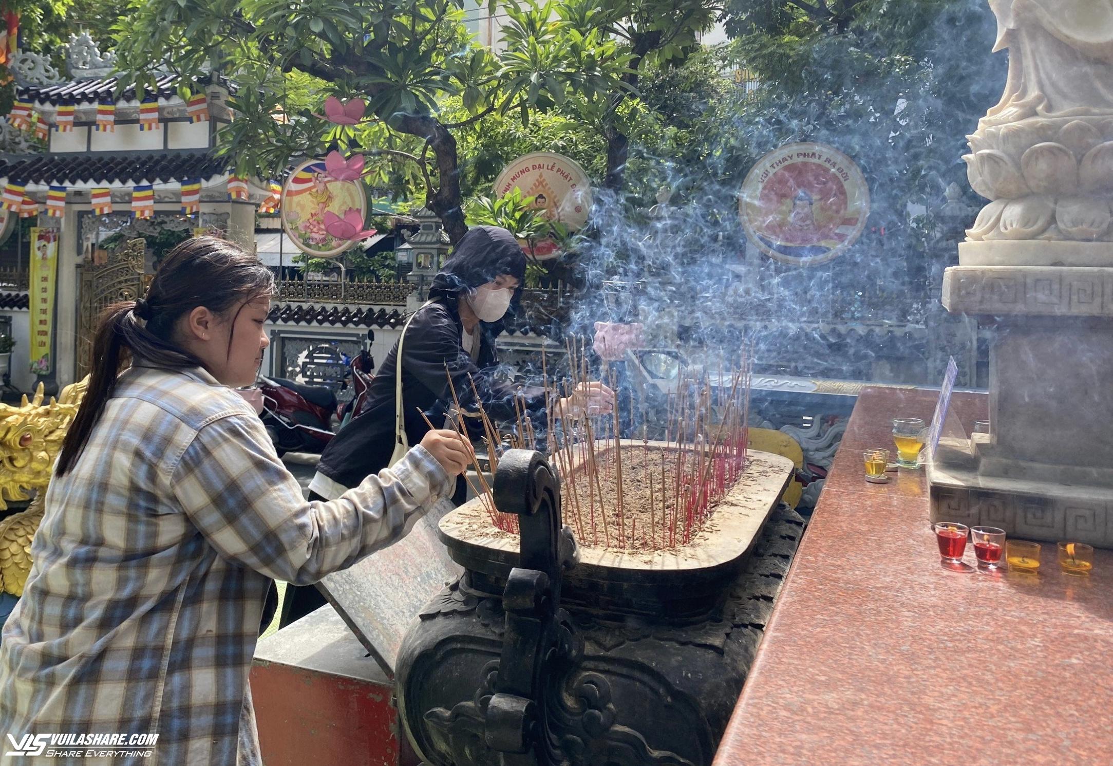 Thi tốt nghiệp THPT: Sĩ tử đội nắng lên chùa Linh Ứng ở Đà Nẵng cầu may- Ảnh 7.