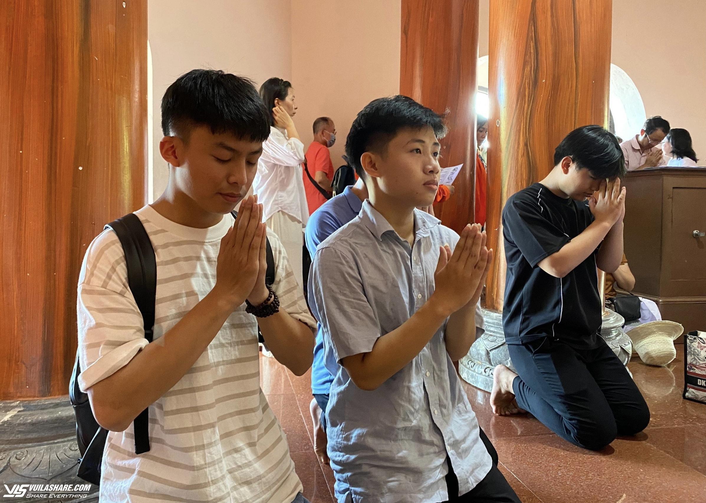 Thi tốt nghiệp THPT: Sĩ tử đội nắng lên chùa Linh Ứng ở Đà Nẵng cầu may- Ảnh 2.