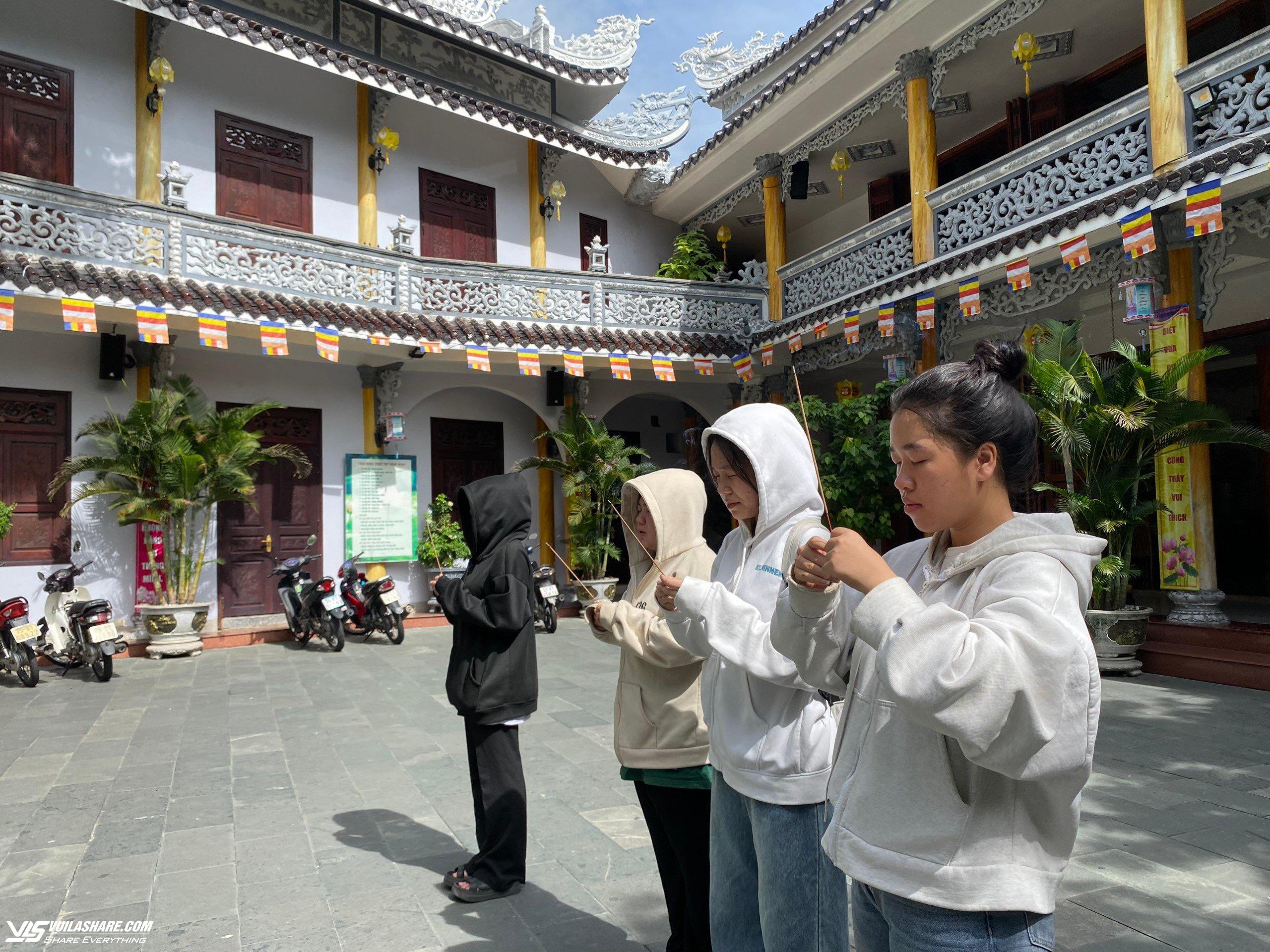 Thi tốt nghiệp THPT: Sĩ tử đội nắng lên chùa Linh Ứng ở Đà Nẵng cầu may- Ảnh 5.
