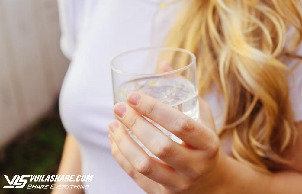 Nên uống nước như thế nào để ngăn ngừa đột quỵ?- Ảnh 1.