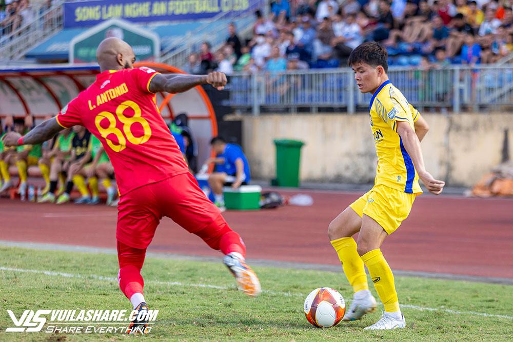 Lịch thi đấu, trực tiếp vòng 24 V-League hôm nay: Nảy lửa Quảng Nam đấu SLNA, trọng tài ngoại- Ảnh 1.