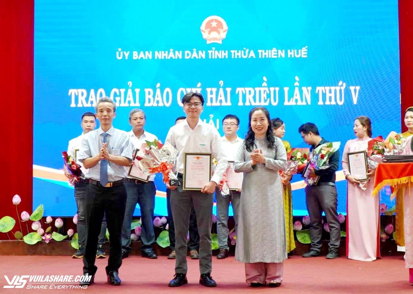Hai nhà báo của Báo Thanh Niên nhận Giải báo chí Hải Triều lần thứ 5- Ảnh 2.