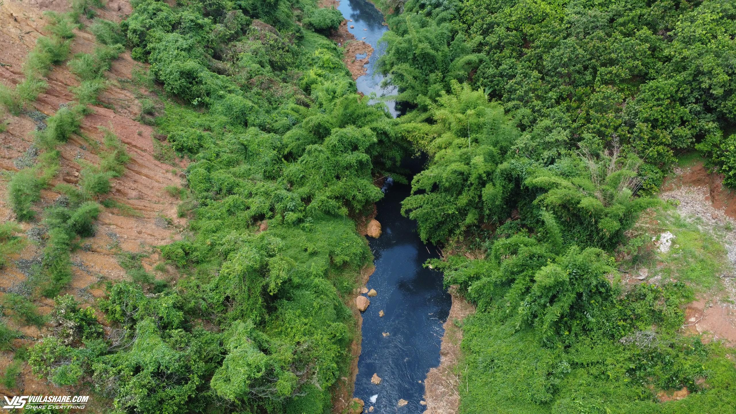 Bình Phước: Nước suối qua H.Phú Riềng bị ô nhiễm do tắc đường ống thải- Ảnh 1.