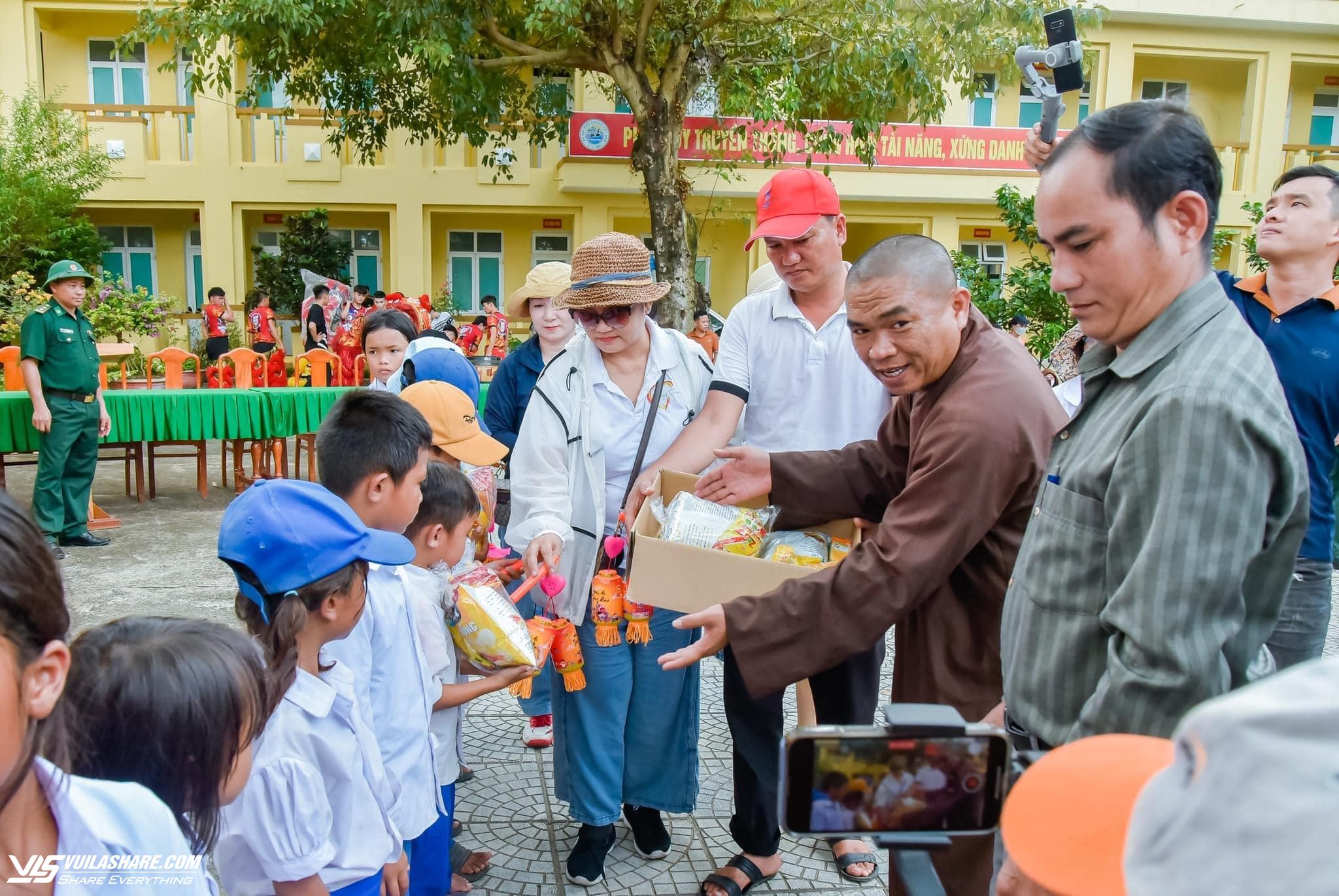 Tặng quà cho các em Thiếu nhi Việt – Lào vui hội trăng rằm 1