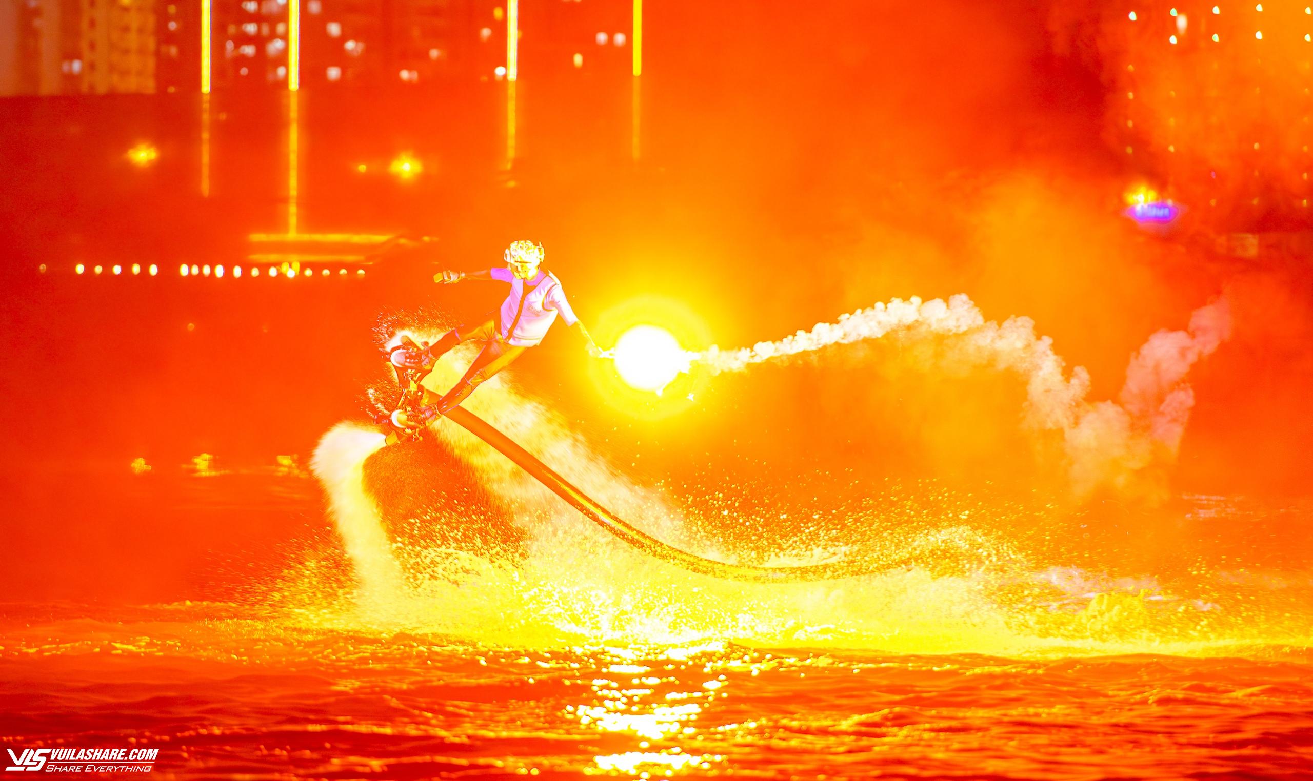 Choáng ngợp với tài nghệ của các ‘Iron Man’ bay lượn, bắn pháo hoa trên sông Hàn- Ảnh 6.