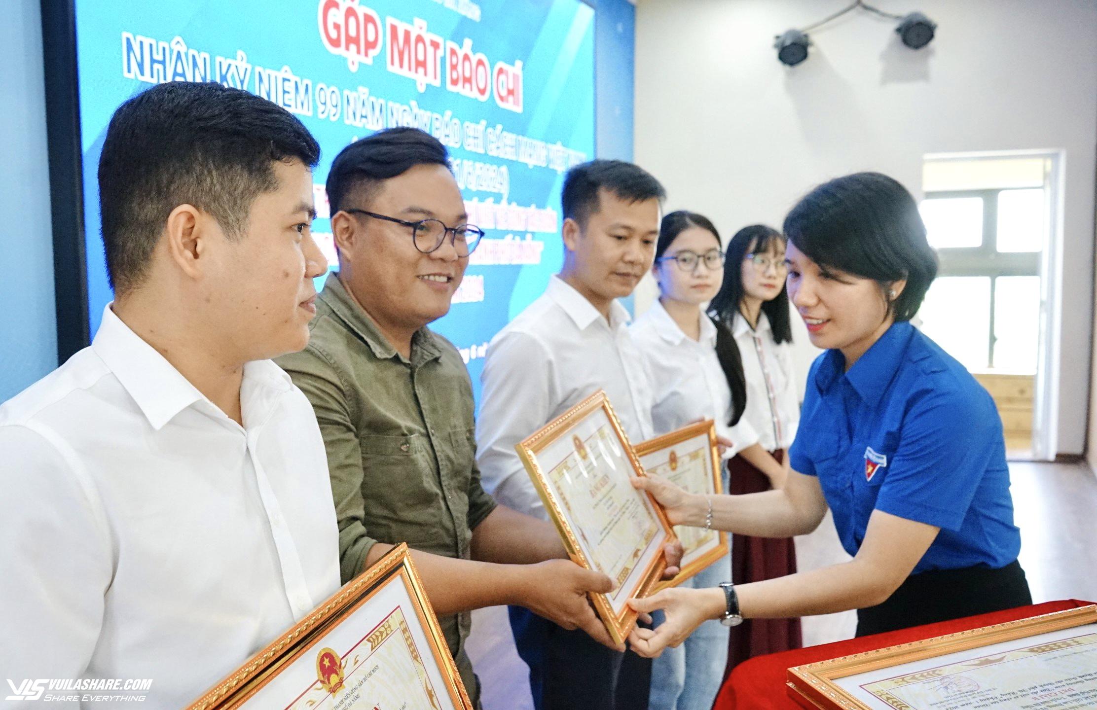 Phóng viên Báo Thanh Niên nhận giải B Giải báo chí Thành đoàn Đà Nẵng- Ảnh 1.