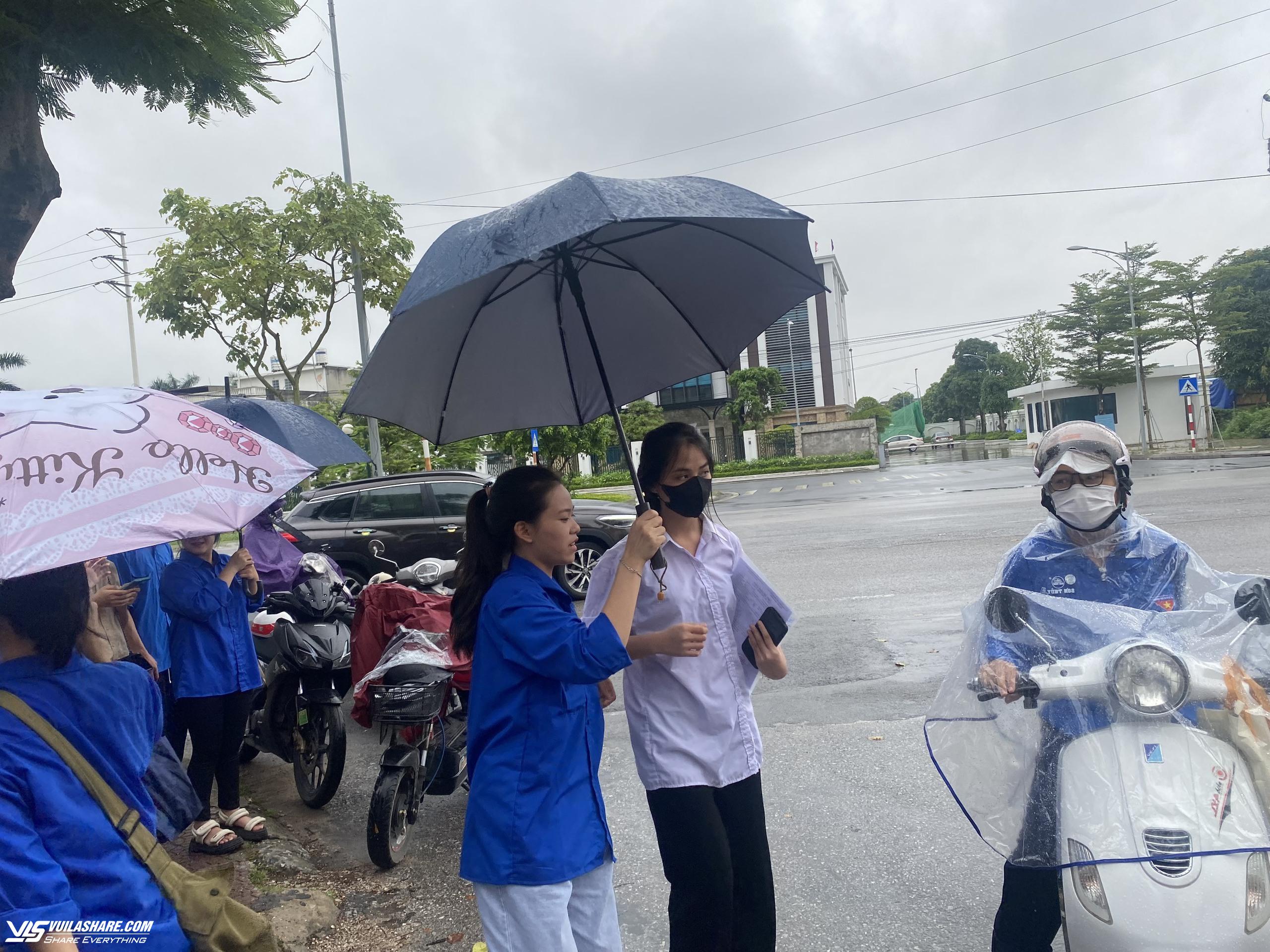 Hải Dương: Hơn 2.100 tình nguyện viên đội mưa hỗ trợ thí sinh- Ảnh 3.