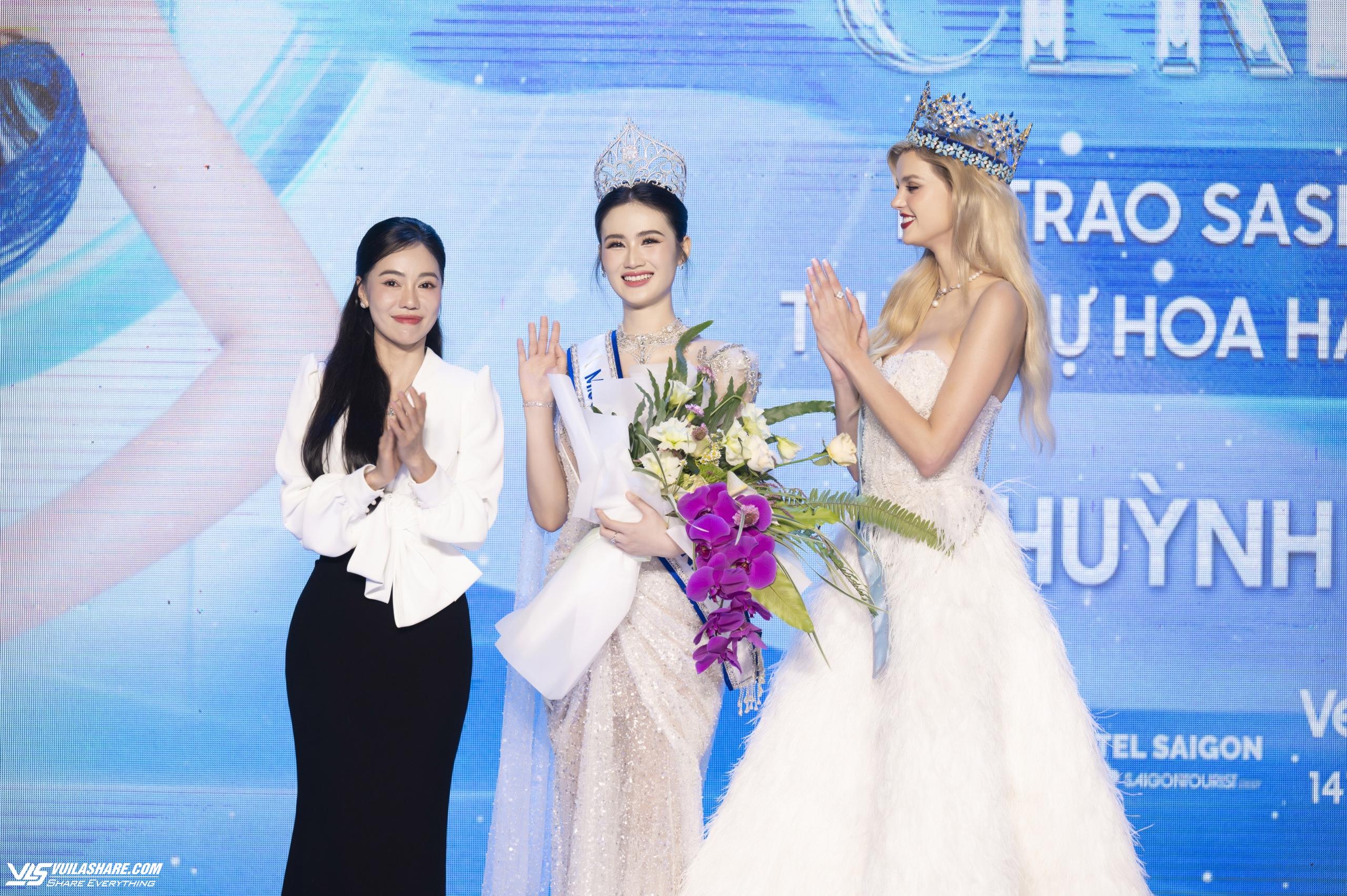 Hoa hậu Ý Nhi nhận sash từ Hoa hậu Thế giới để dự thi Miss World 2024- Ảnh 2.