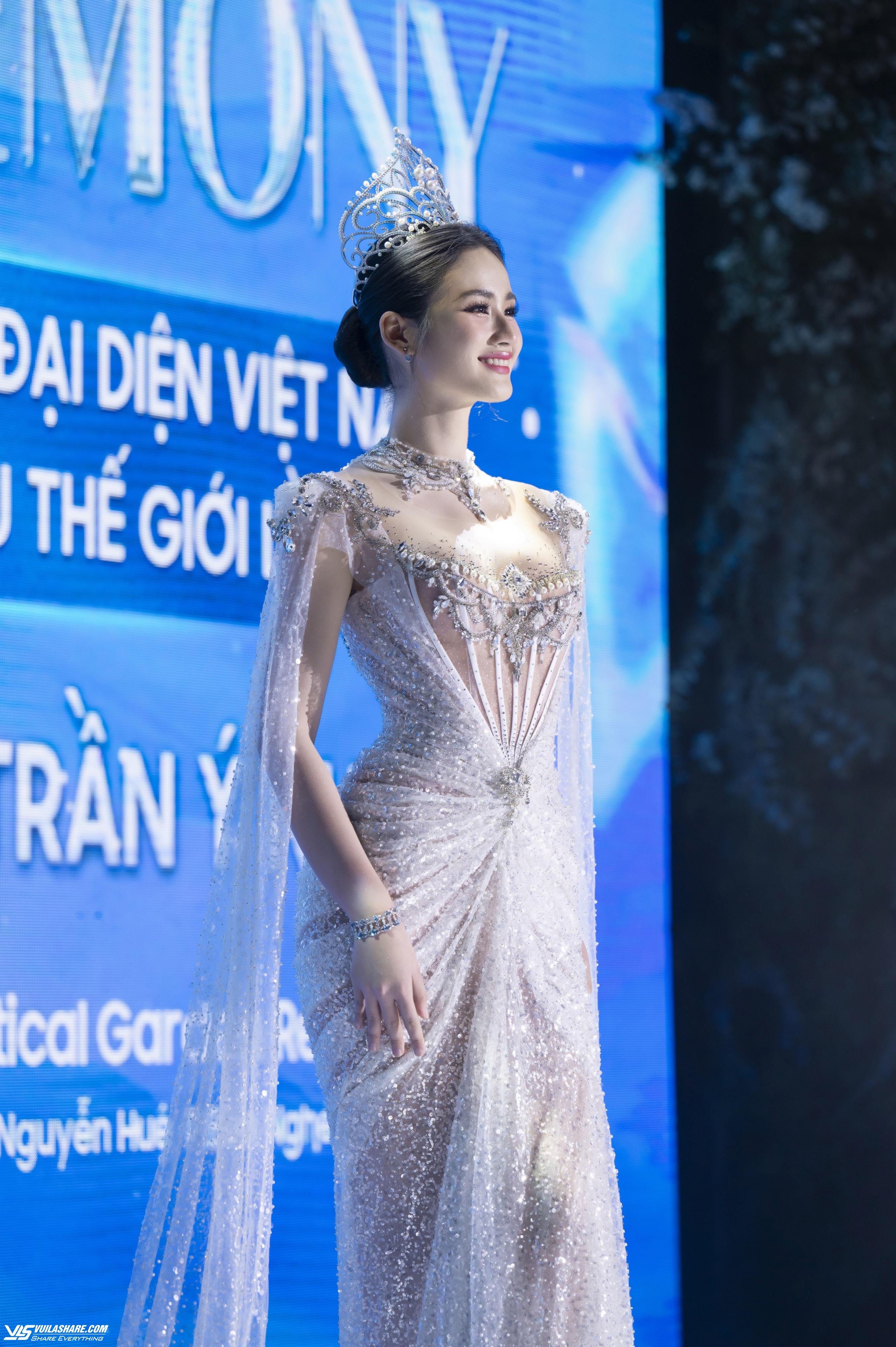 Hoa hậu Ý Nhi nhận sash từ Hoa hậu Thế giới để dự thi Miss World 2024- Ảnh 4.