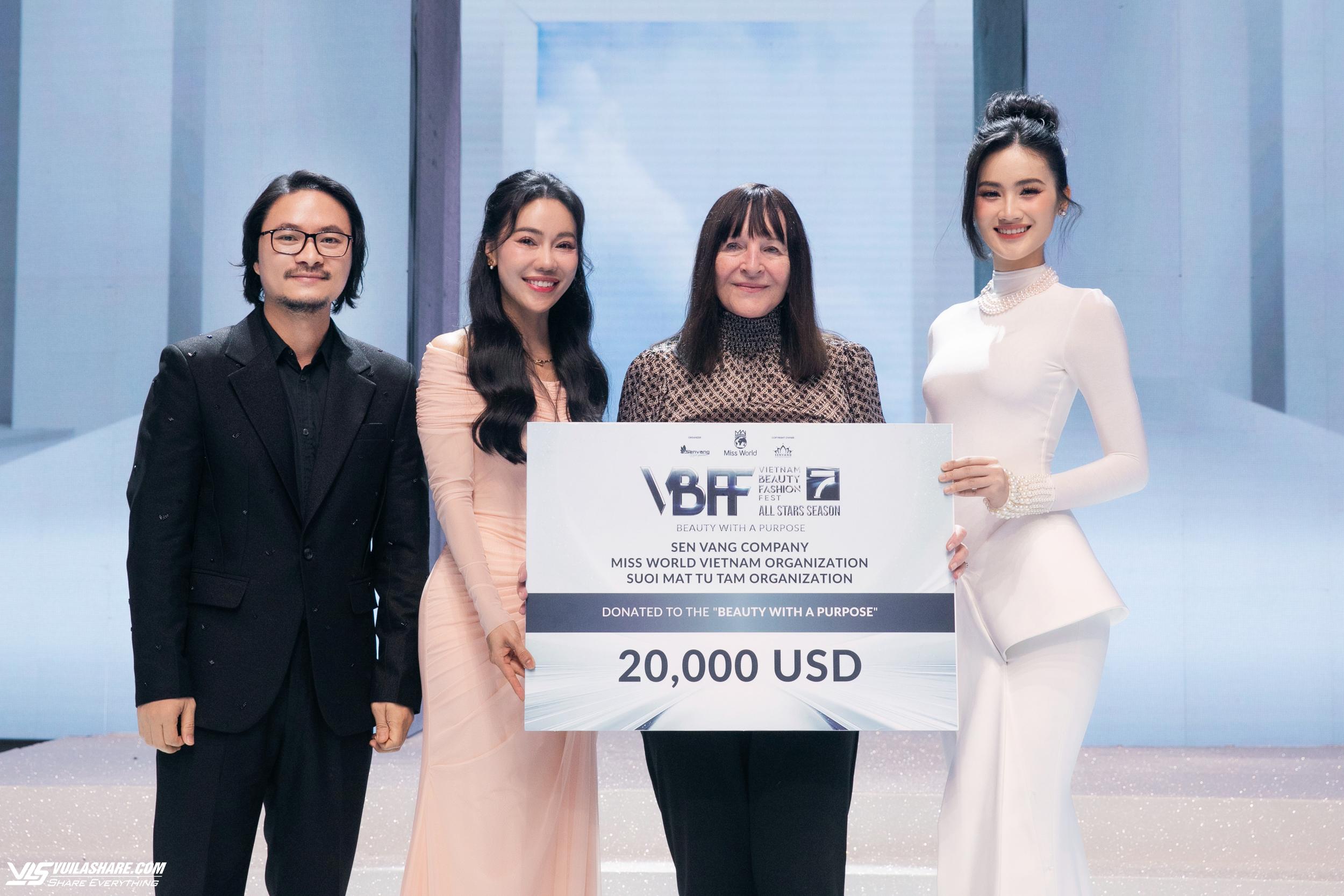 Hoa hậu Thế giới 2019 diện áo dài, hát 'Hello Vietnam'- Ảnh 9.