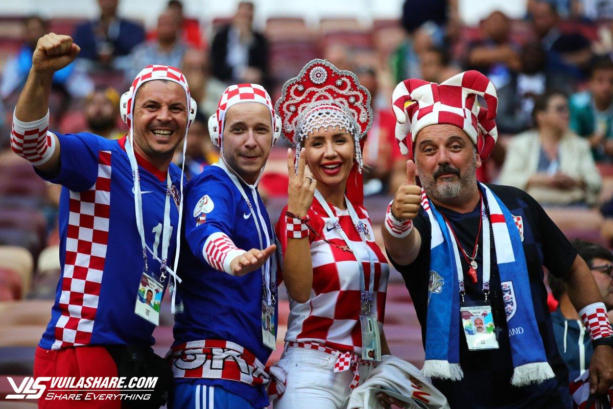 CĐV Croatia luôn mang mũ độc lạ khi cổ vũ: Thì ra ý nghĩa đến vậy!- Ảnh 2.