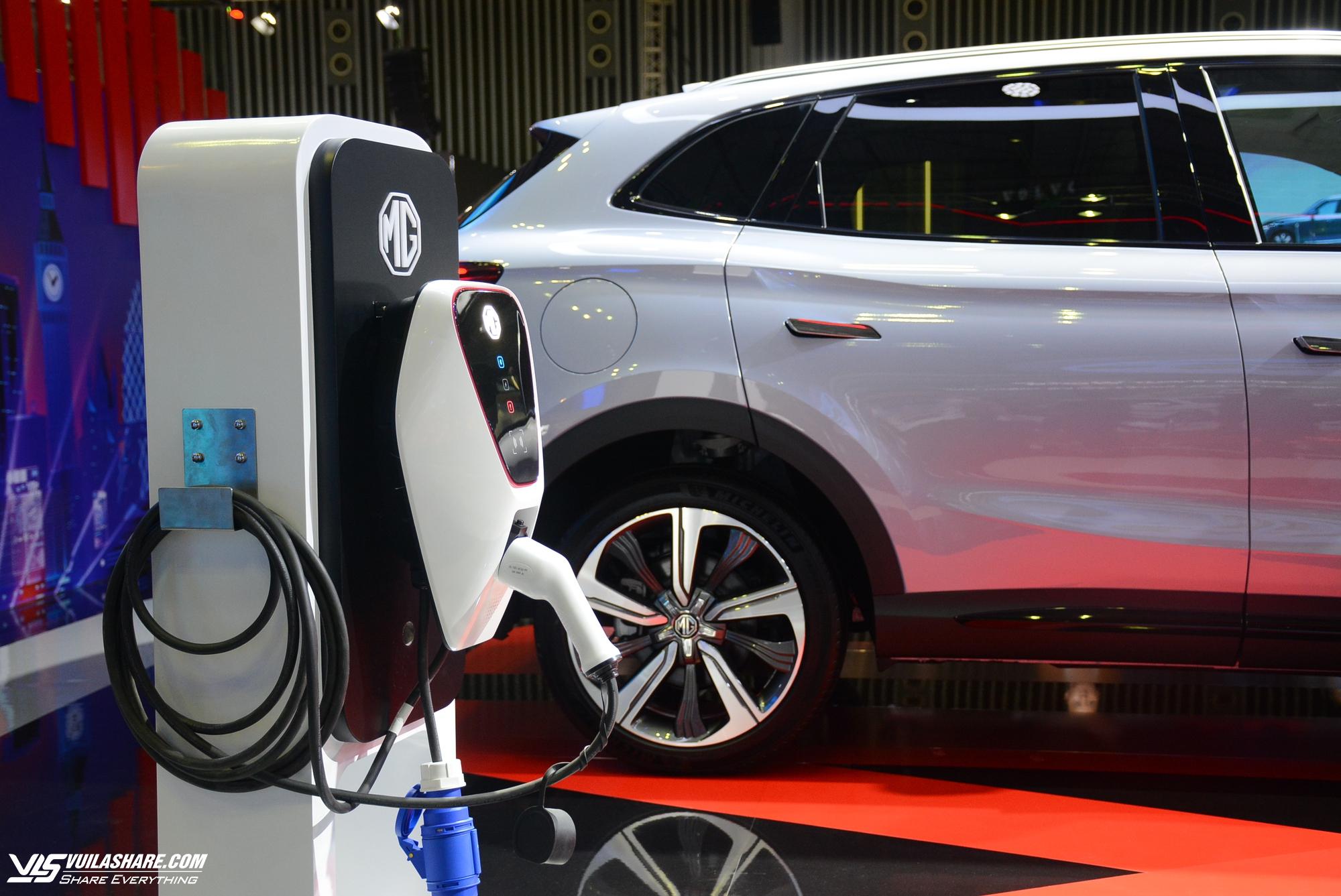 Tỷ lệ khách hàng tiềm năng mua ô tô điện ngày càng giảm- Ảnh 1.
