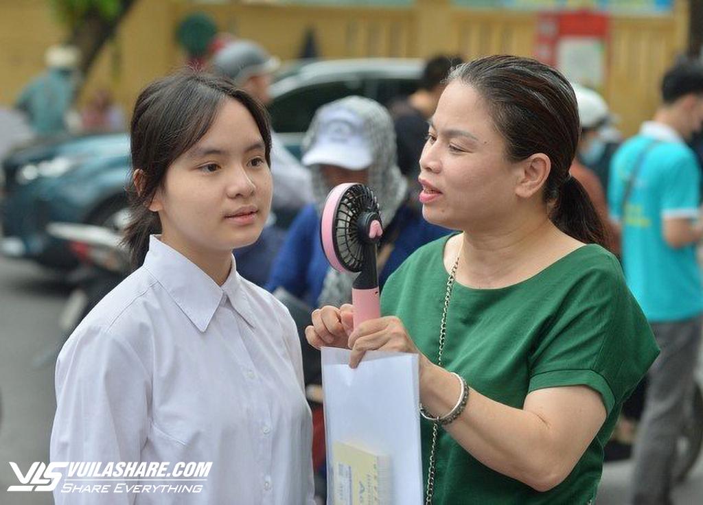 Sáng nay, hơn 100.000 học sinh Hà Nội thi tuyển sinh lớp 10- Ảnh 1.