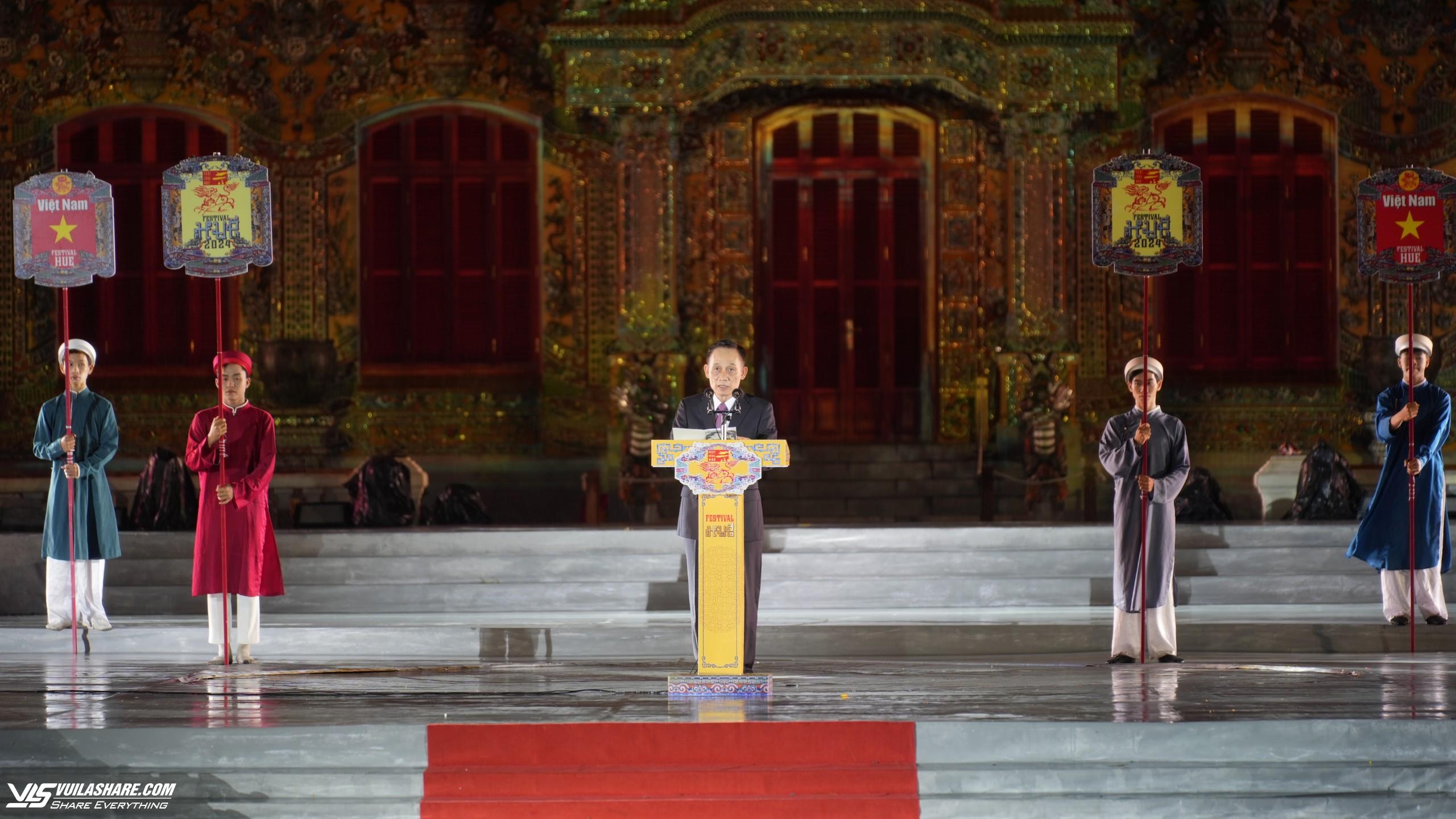 Điện Kiến Trung bừng sáng đêm khai mạc tuần lễ Festival nghệ thuật quốc tế Huế 2024- Ảnh 2.