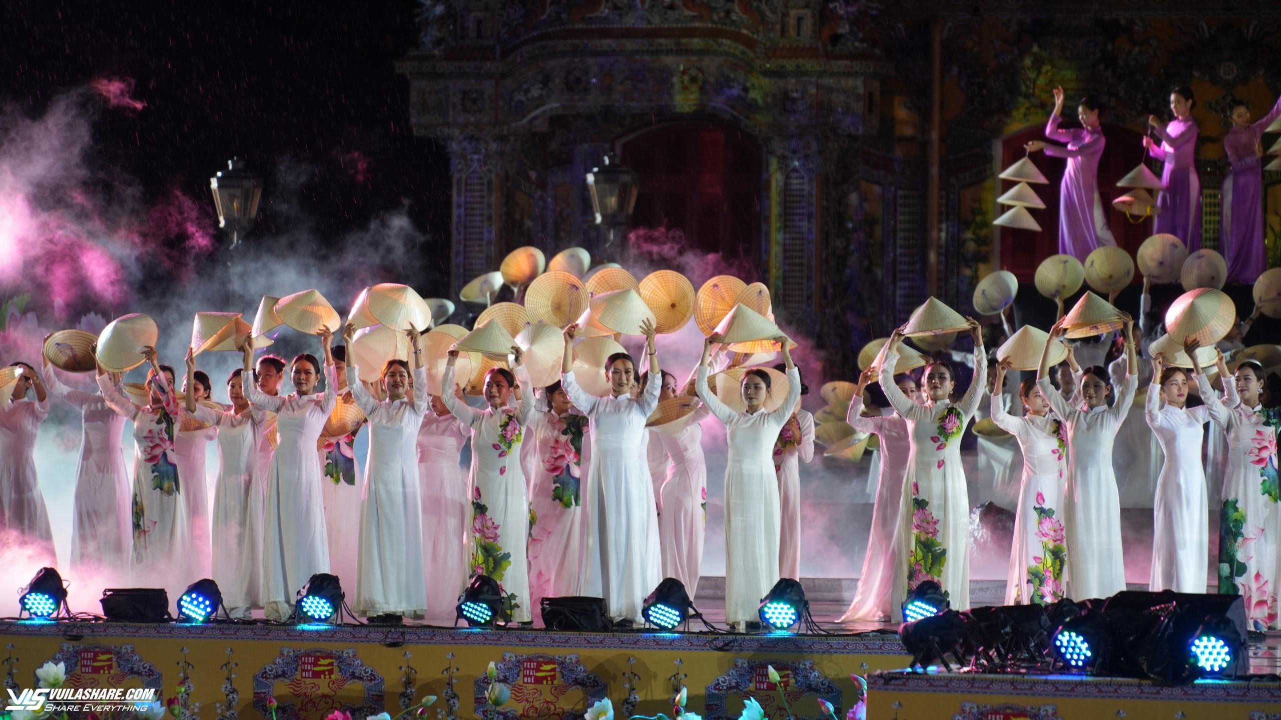 Điện Kiến Trung bừng sáng đêm khai mạc tuần lễ Festival nghệ thuật quốc tế Huế 2024- Ảnh 4.