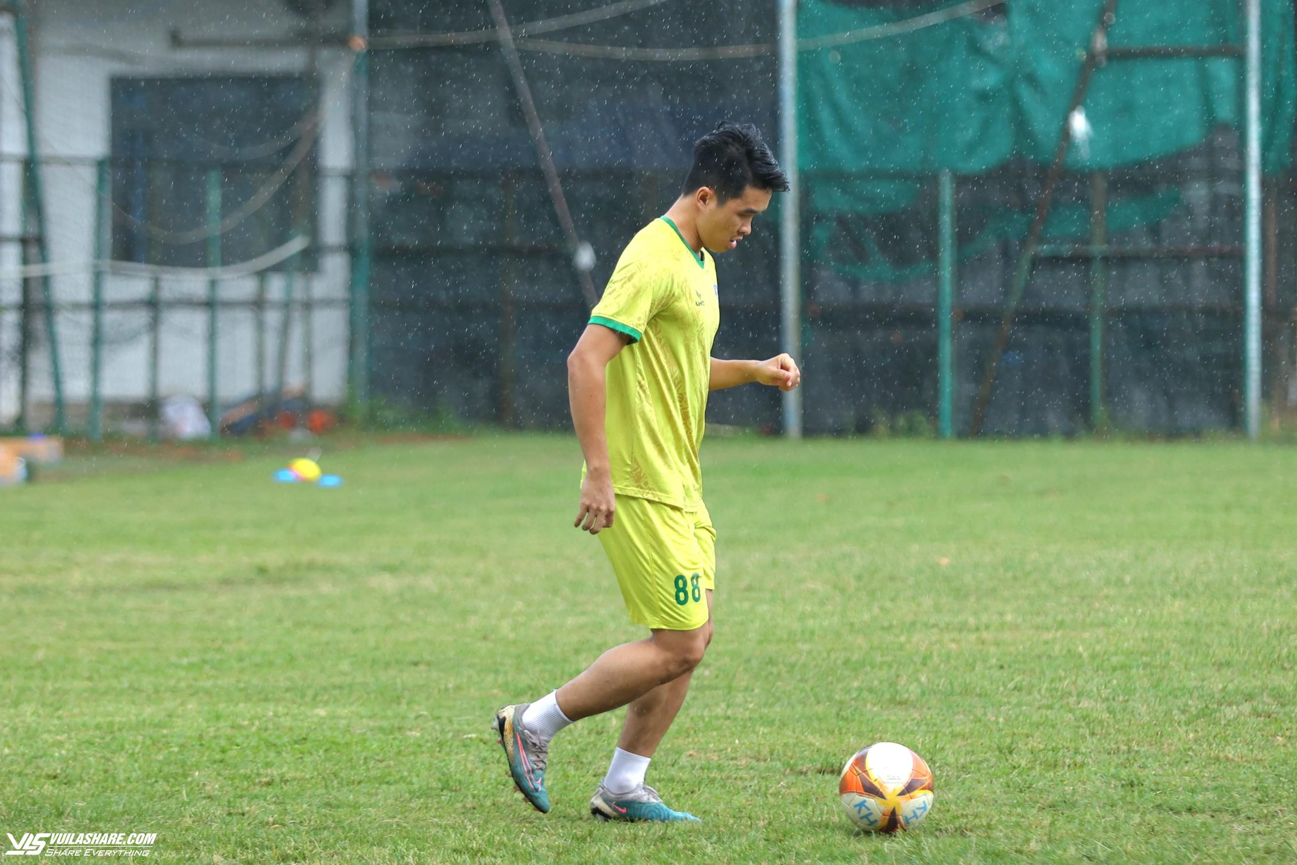 Cầu thủ Khánh Hòa đình công vì bị nợ 3 tháng lương, nguy cơ bỏ V-League ngay tuần này- Ảnh 4.