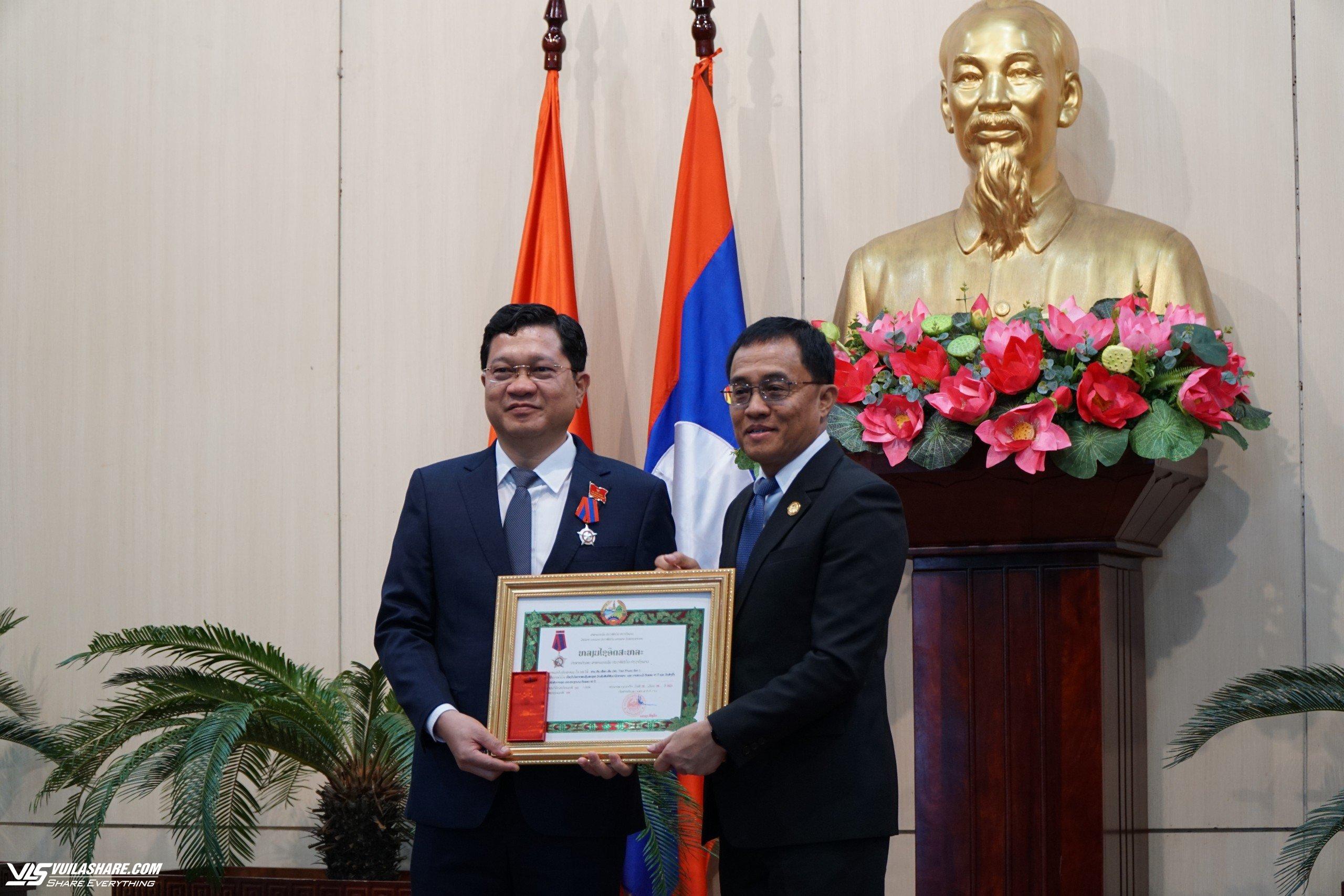 Trao Huân chương Tự do hạng 3 của Nhà nước Lào cho ông Trần Phước Sơn- Ảnh 1.