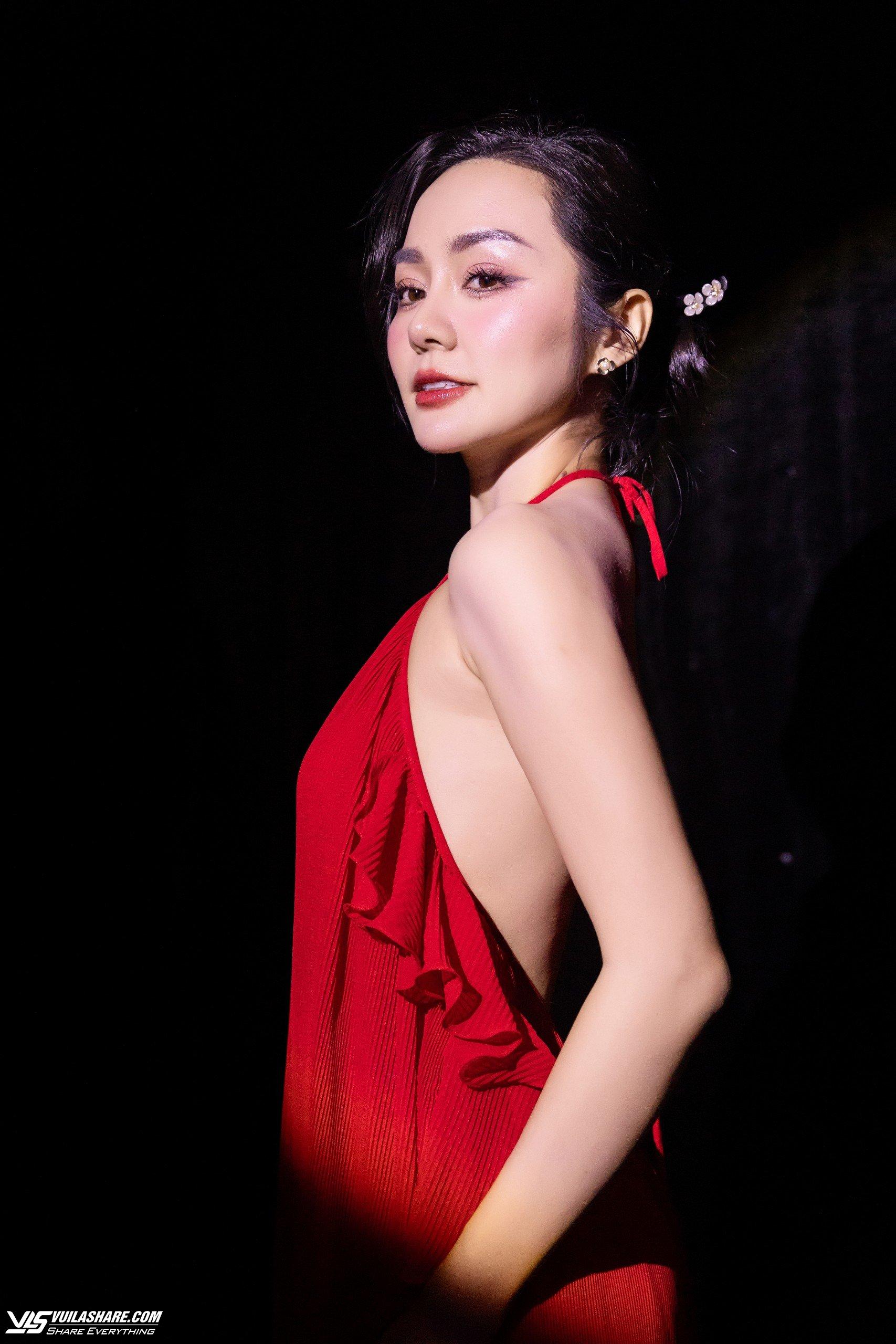 Vóc dáng nóng bỏng của nữ MC Tuần lễ thời trang quốc tế Việt Nam 2024- Ảnh 2.