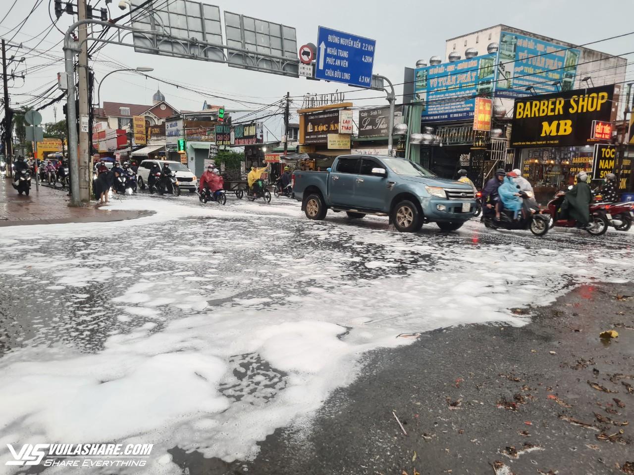 Hoang mang vì bọt trắng tràn ra đường sau mưa ở TP.Thủ Đức- Ảnh 1.