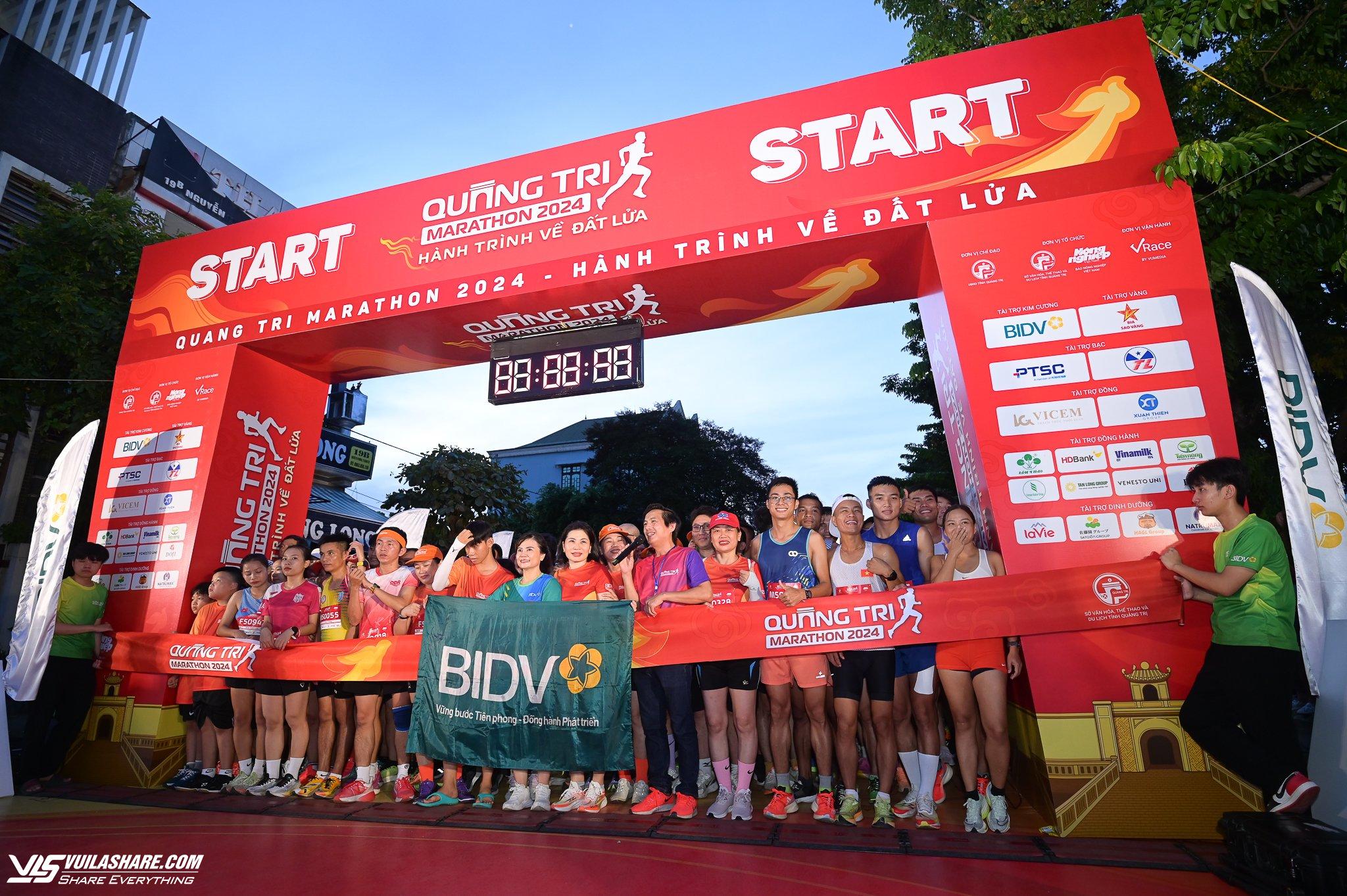 VĐV Nguyễn Trung Cường, Nguyễn Thị Oanh về nhất cự ly 21 km giải Quảng Trị Marathon- Ảnh 1.