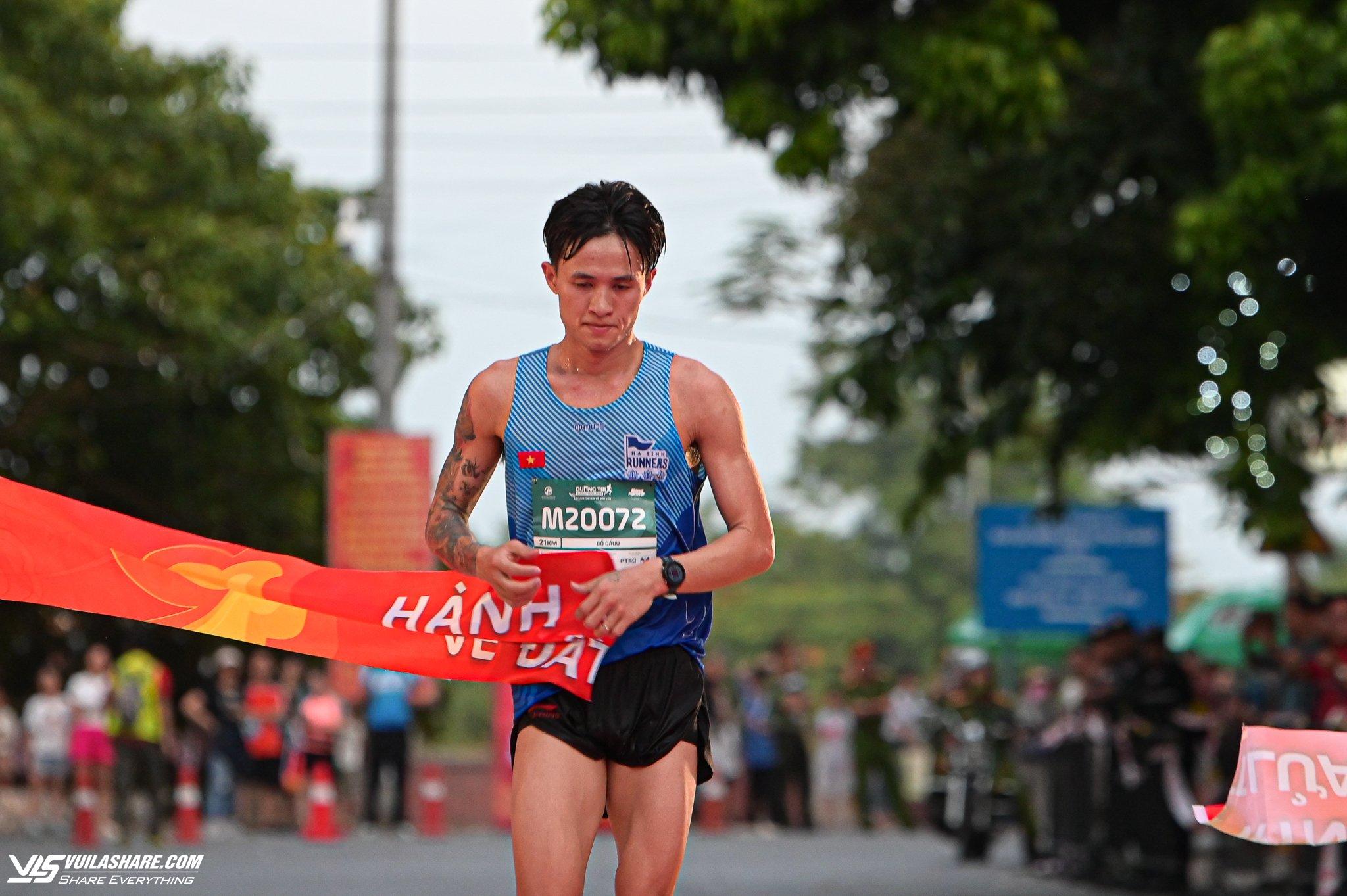 VĐV Nguyễn Trung Cường, Nguyễn Thị Oanh về nhất cự ly 21 km giải Quảng Trị Marathon- Ảnh 2.