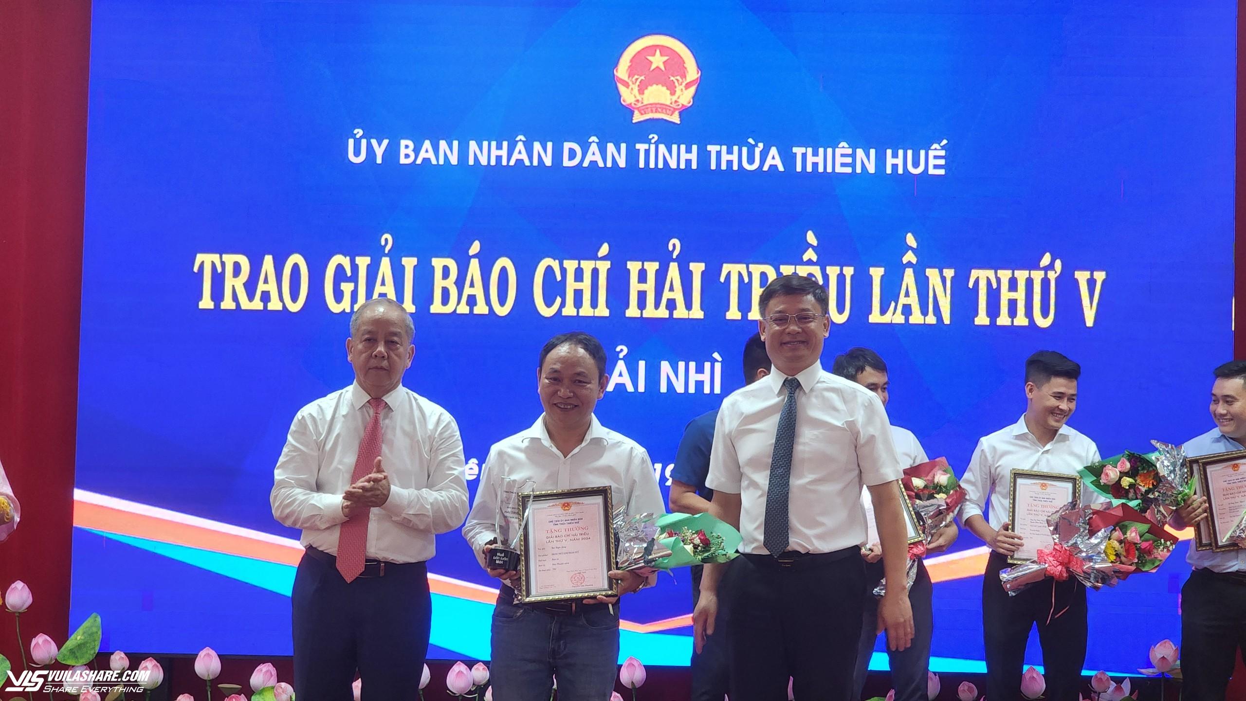 Hai nhà báo của Báo Thanh Niên nhận Giải báo chí Hải Triều lần thứ 5- Ảnh 1.