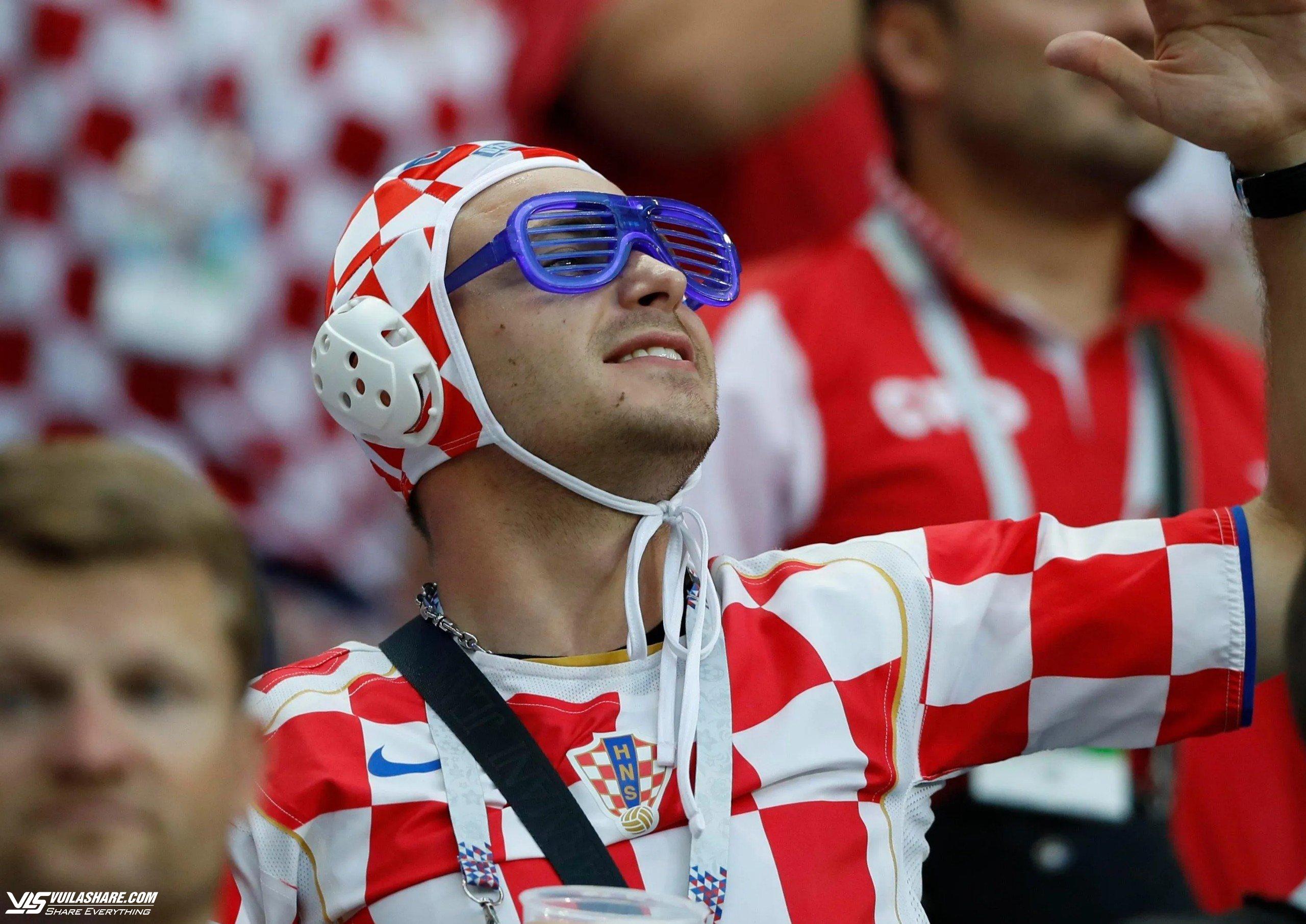 CĐV Croatia luôn mang mũ độc lạ khi cổ vũ: Thì ra ý nghĩa đến vậy!- Ảnh 1.