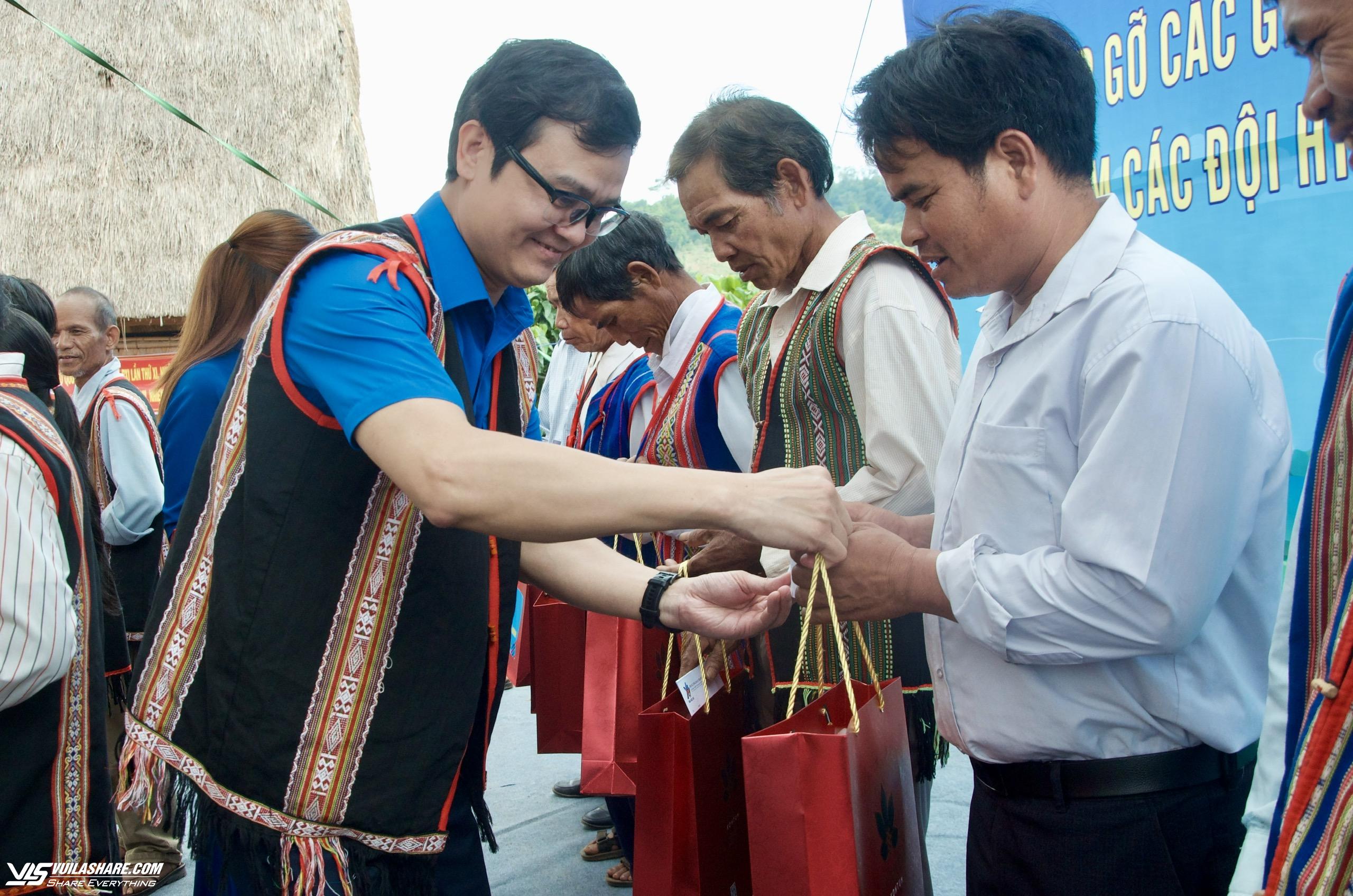 Anh Bùi Quang Huy thăm các già làng, trưởng bản tại Kon Tum- Ảnh 1.