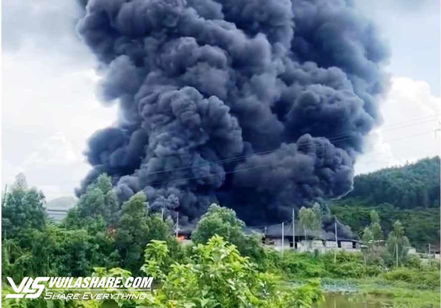 Quảng Nam: Xưởng sản xuất bao bì cháy lớn, cột khói cao hàng chục mét- Ảnh 1.