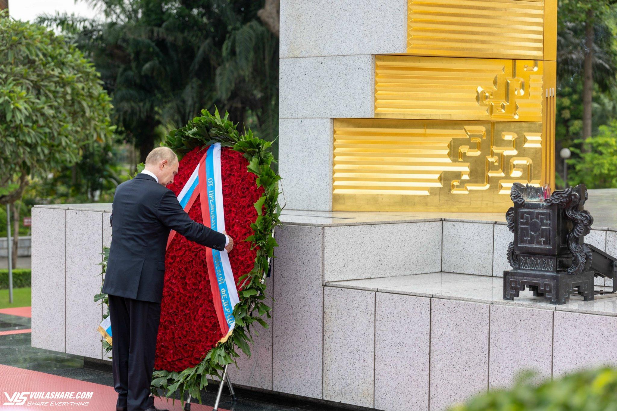 Tổng thống Nga Putin viếng Lăng Chủ tịch Hồ Chí Minh và các anh hùng liệt sĩ- Ảnh 2.