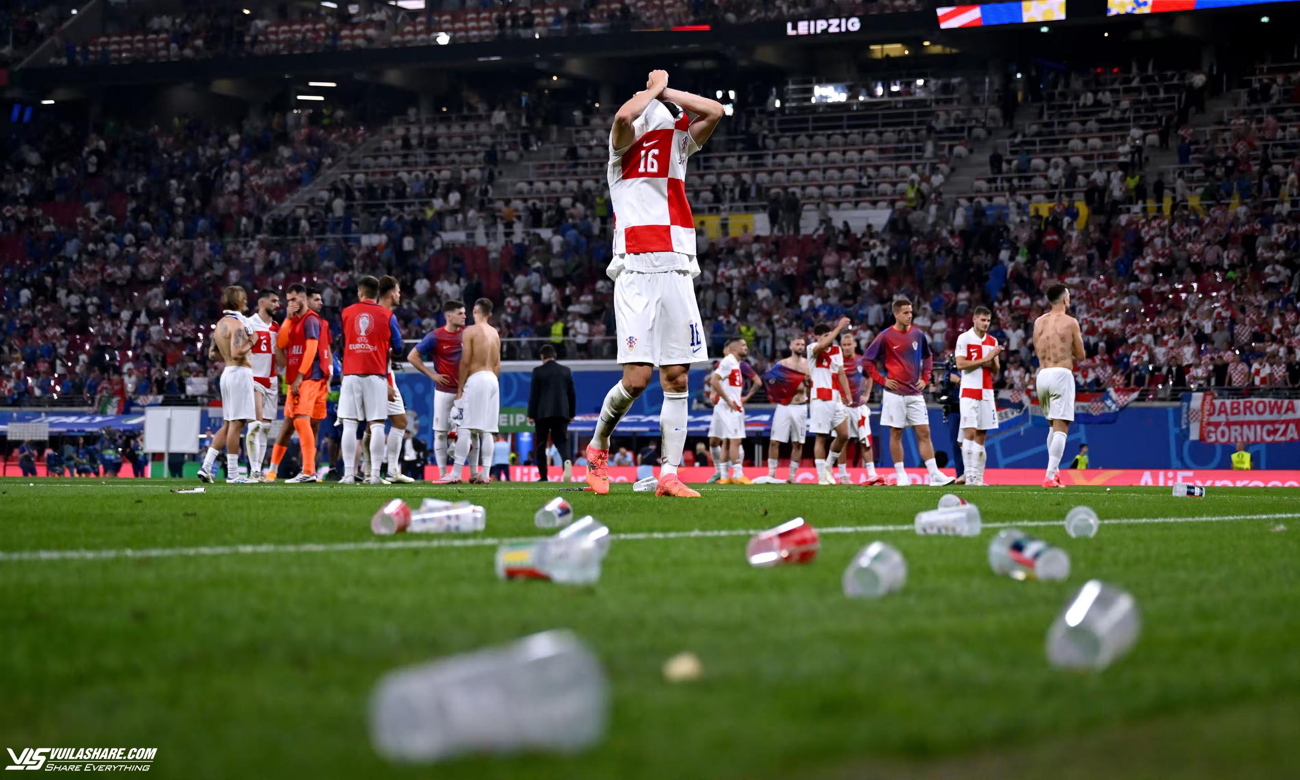 Ném cốc bia xuống sân phản đối cầu thủ, HLV: Vấn nạn nghiêm trọng tại EURO 2024- Ảnh 1.
