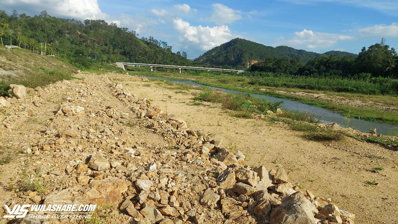 Kon Tum: Yêu cầu công ty đổ đất đá lấp sông Pô Kô trả lại hiện trạng- Ảnh 3.